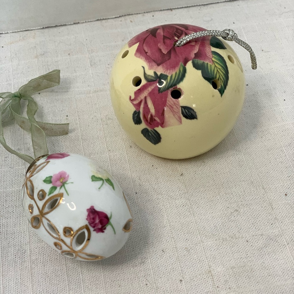 VINTAGE | Set of 2 |  Ceramic Pomanders